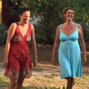 Zwei Frauen stehen in der Natur mit kurzen sommerkleidern 
